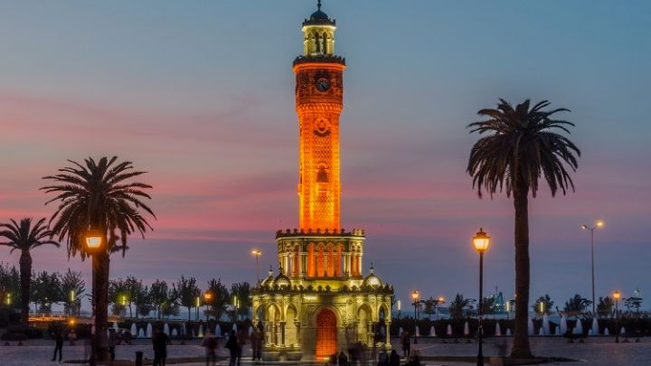 İzmir Saat Kulesi: Zamanın Estetikle Buluştuğu Anıt