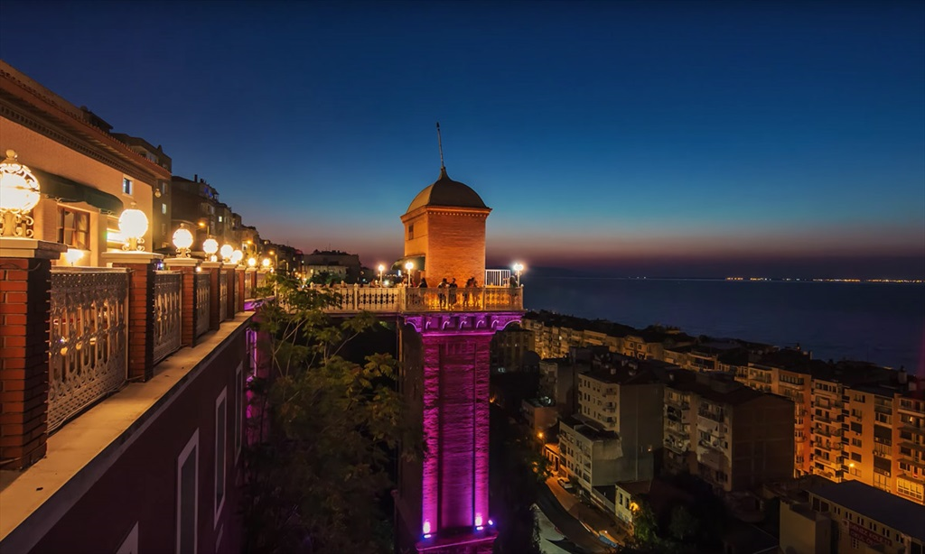 Asansör'ün üst platformundan İzmir manzarası