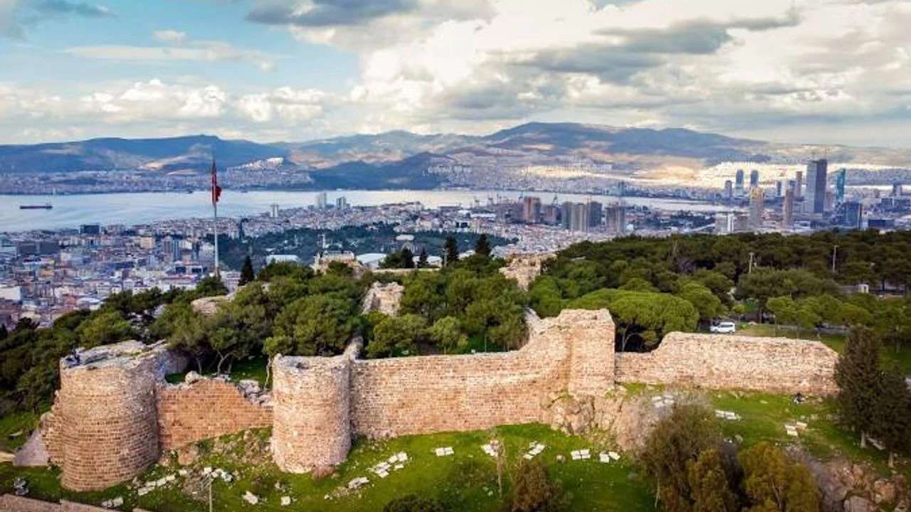 Kadifekale: İzmir'in Zirvesindeki Tarihî Kale
